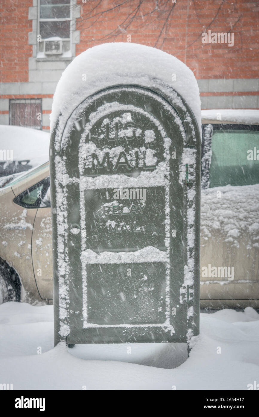 La poste fort couvert de neige, par une froide journée d'hiver enneigée à New York City Banque D'Images