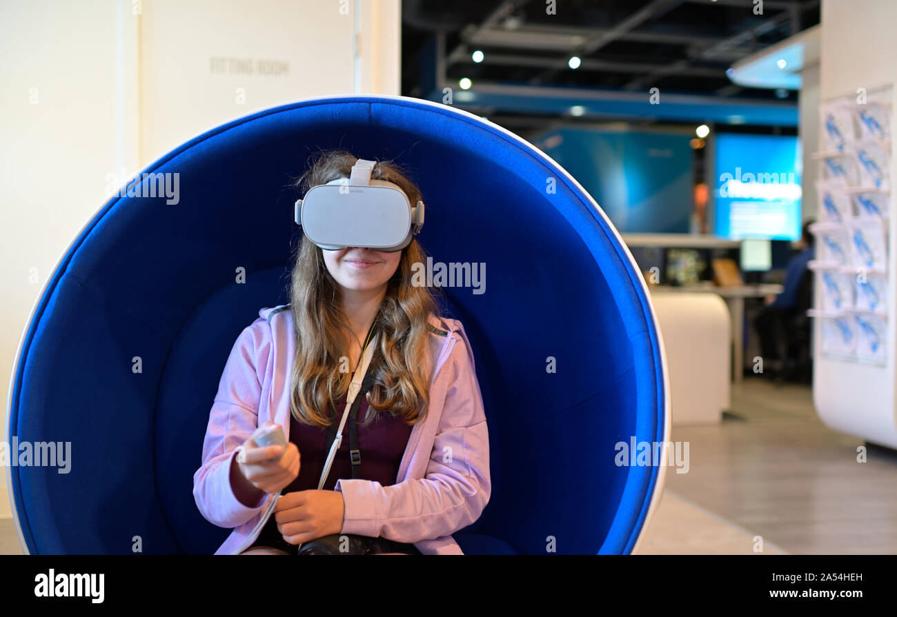 Une jeune femme connaît l'Oculus casque de réalité virtuelle dans l'Intel museum, Santa Clara, CA Banque D'Images