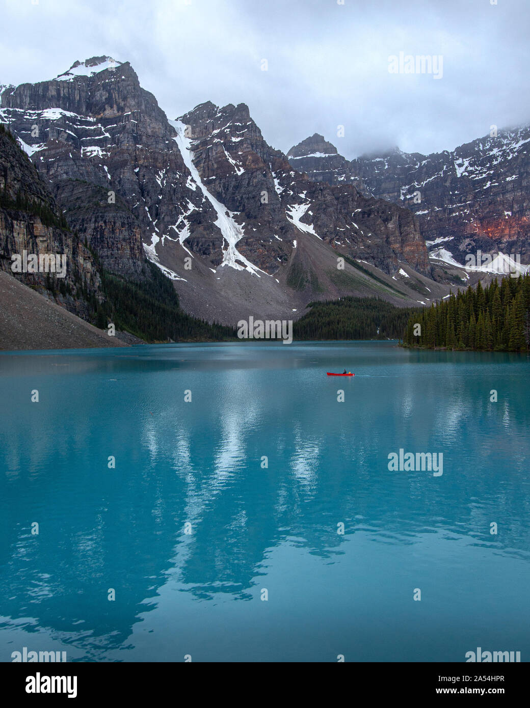 Canot flotte au-dessus du lac Moraine à regarder le lever du soleil dans le parc national de Banff Banque D'Images