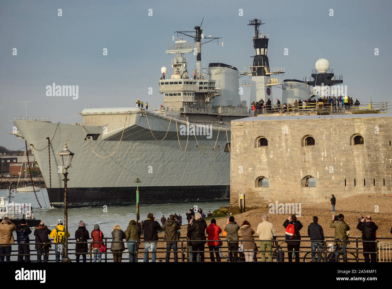 Le HMS Illustrious (R06) est pris en remorque pour mise au rebut Banque D'Images