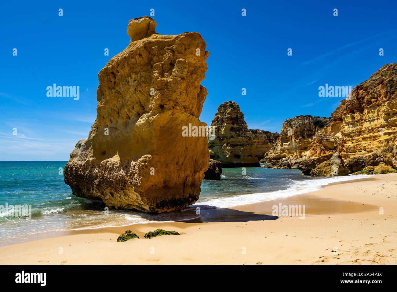 Falaises de grès doré donnant sur la Praia da Marinha Marinha (plage), Algarve, Portugal Banque D'Images