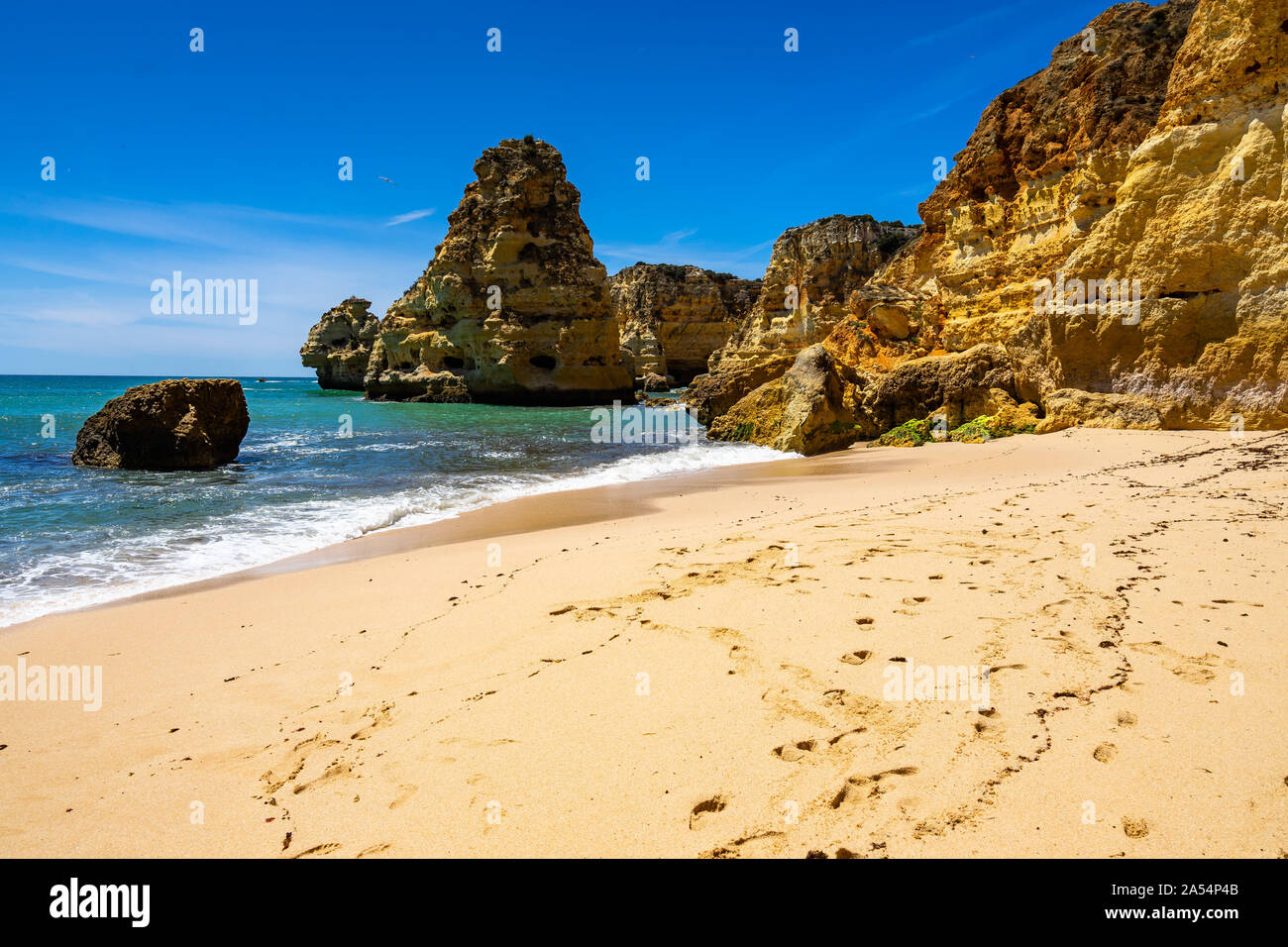 Falaises de grès doré donnant sur la Praia da Marinha Marinha (plage), Algarve, Portugal Banque D'Images