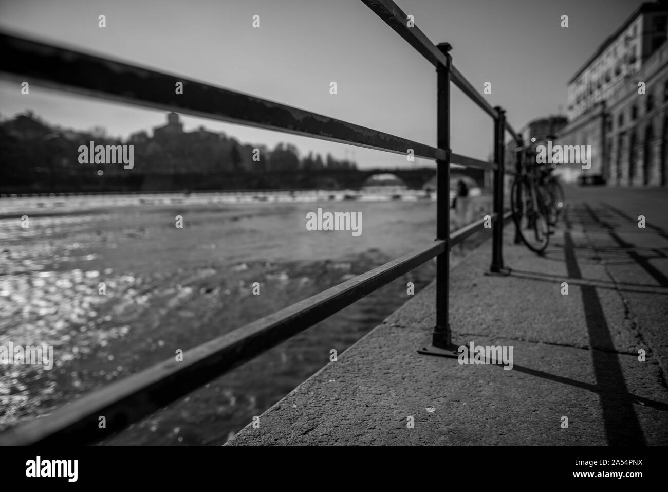 Plan horizontal en échelle de gris du trottoir avec des rampes en métal près de la mer à Turin, Italie Banque D'Images