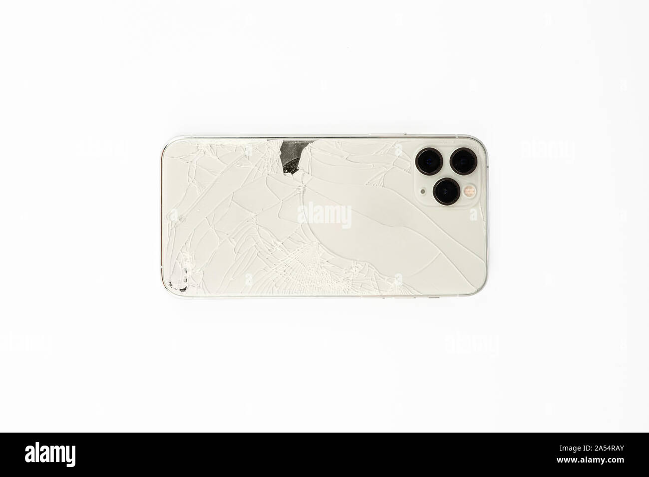 Couverture arrière cassé de téléphone, isolé sur fond blanc Banque D'Images