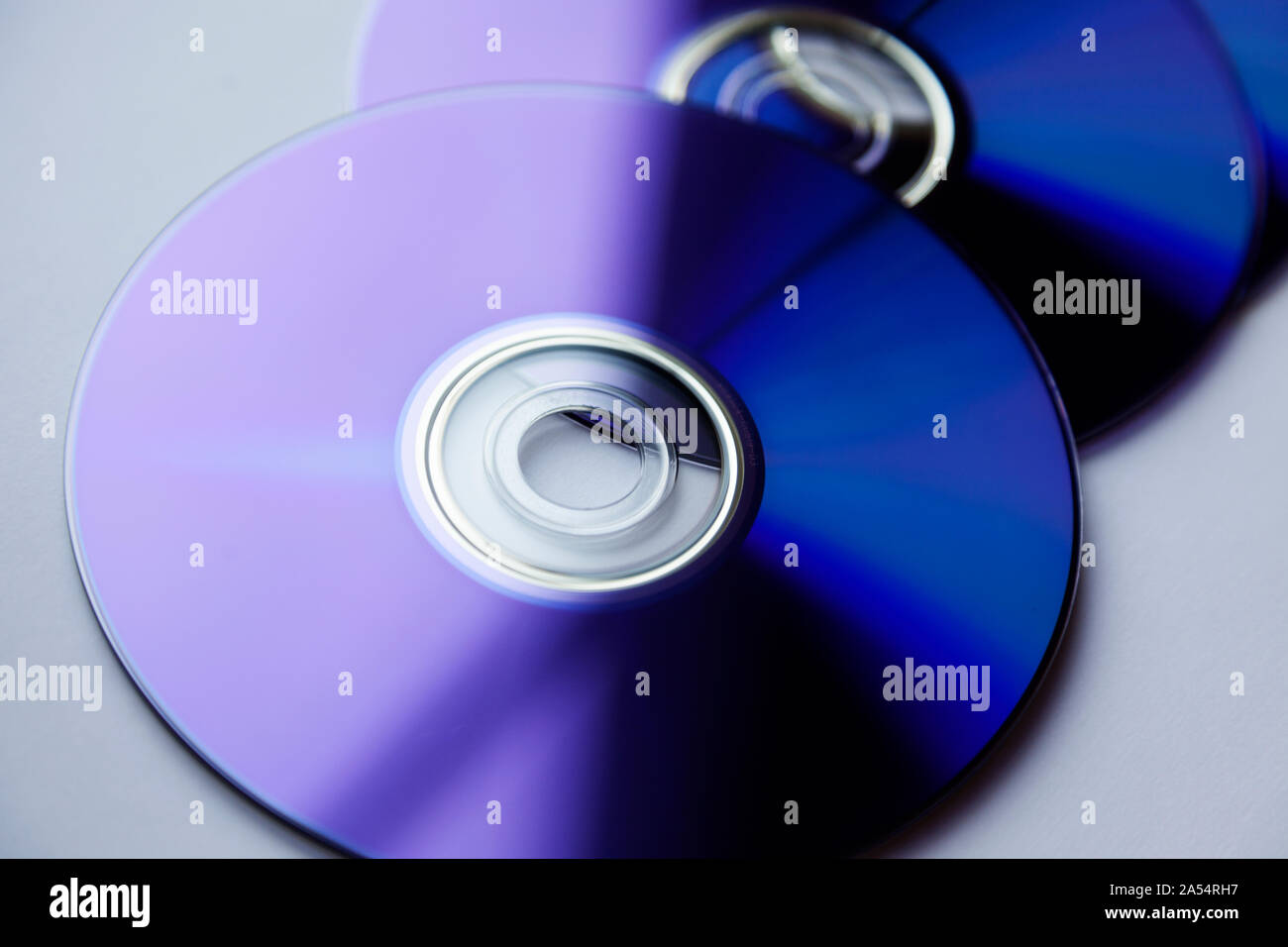 Plusieurs blu-ray Discs sont dans la fenêtre sur fond clair Banque D'Images