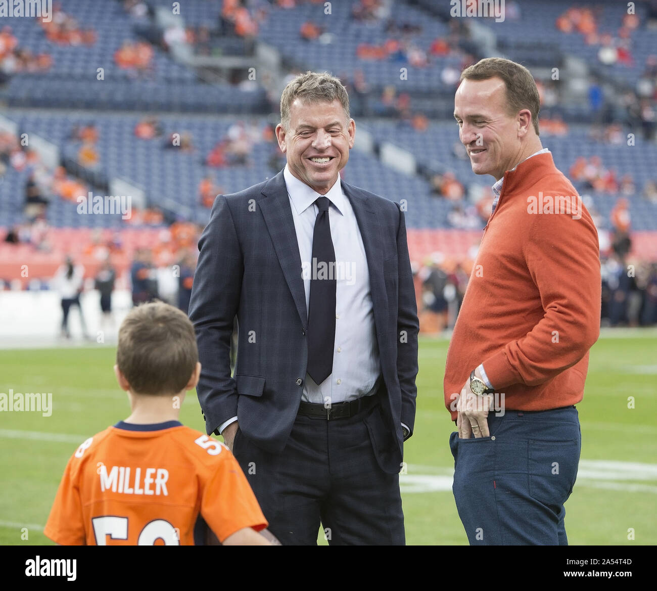 Denver, Colorado, États-Unis. 17 Oct, 2019. Broncos ancien QB PAYTON MANNING, droite, rires avec ancien QB TROY AICHMAN pendant le démarrage du 1er. La moitié à habiliter Field at Mile High jeudi soir à Denver Broncos les chefs battre le 30-6. Credit : Hector Acevedo/ZUMA/Alamy Fil Live News Banque D'Images