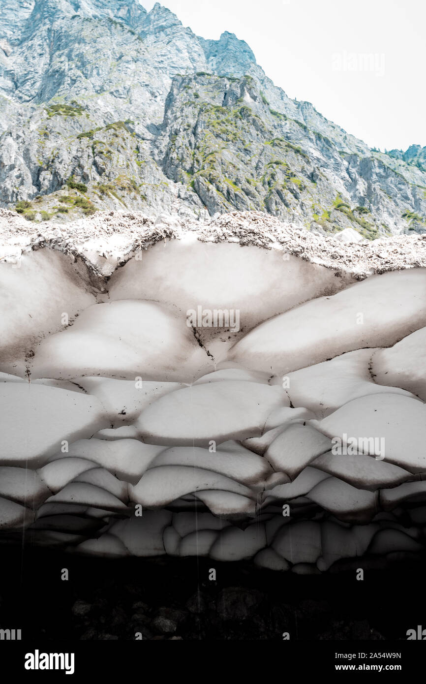 Grotte de glace en face de la montagne (le Watzmann) en Bavière, Allemagne Banque D'Images
