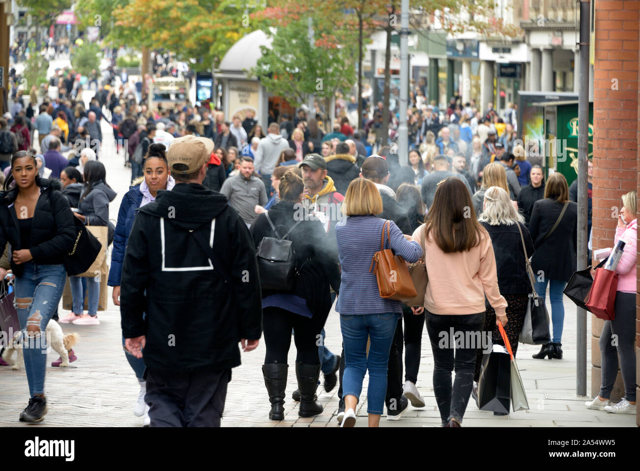 Vue générale, de foules sur une ligne longue, Nottingham. Banque D'Images