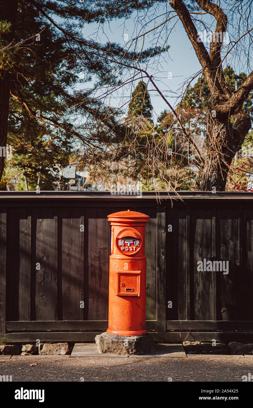 DEC 3, 2018, JAPON - Kakunodate japonais vintage rouge mail lettre postbox et mur en bois noir dans la vieille ville de Kakunodate Samouraï Akita, région du Tohoku Banque D'Images