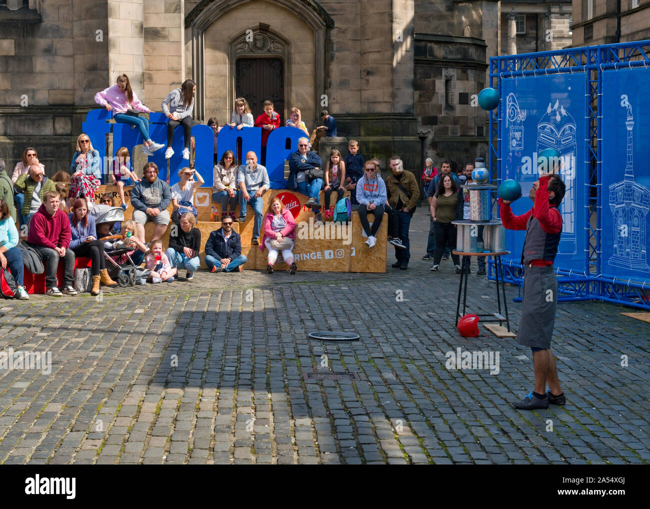 Juggler street performer sur Royal Mile. Festival Fringe d'Édimbourg, Écosse Banque D'Images