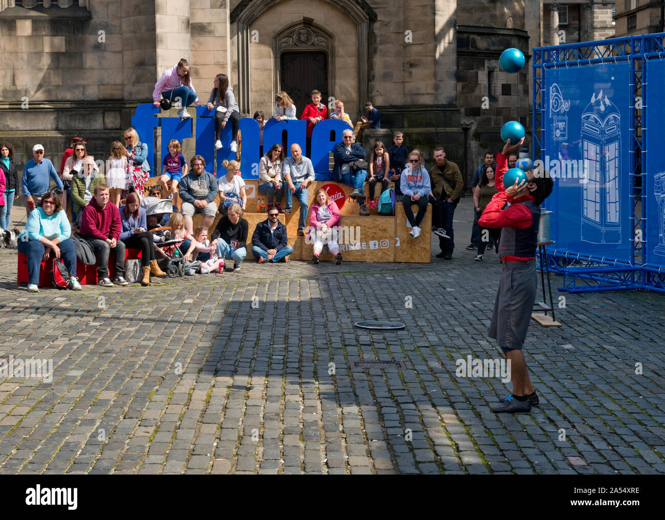 Juggler street performer sur Royal Mile. Festival Fringe d'Édimbourg, Écosse Banque D'Images