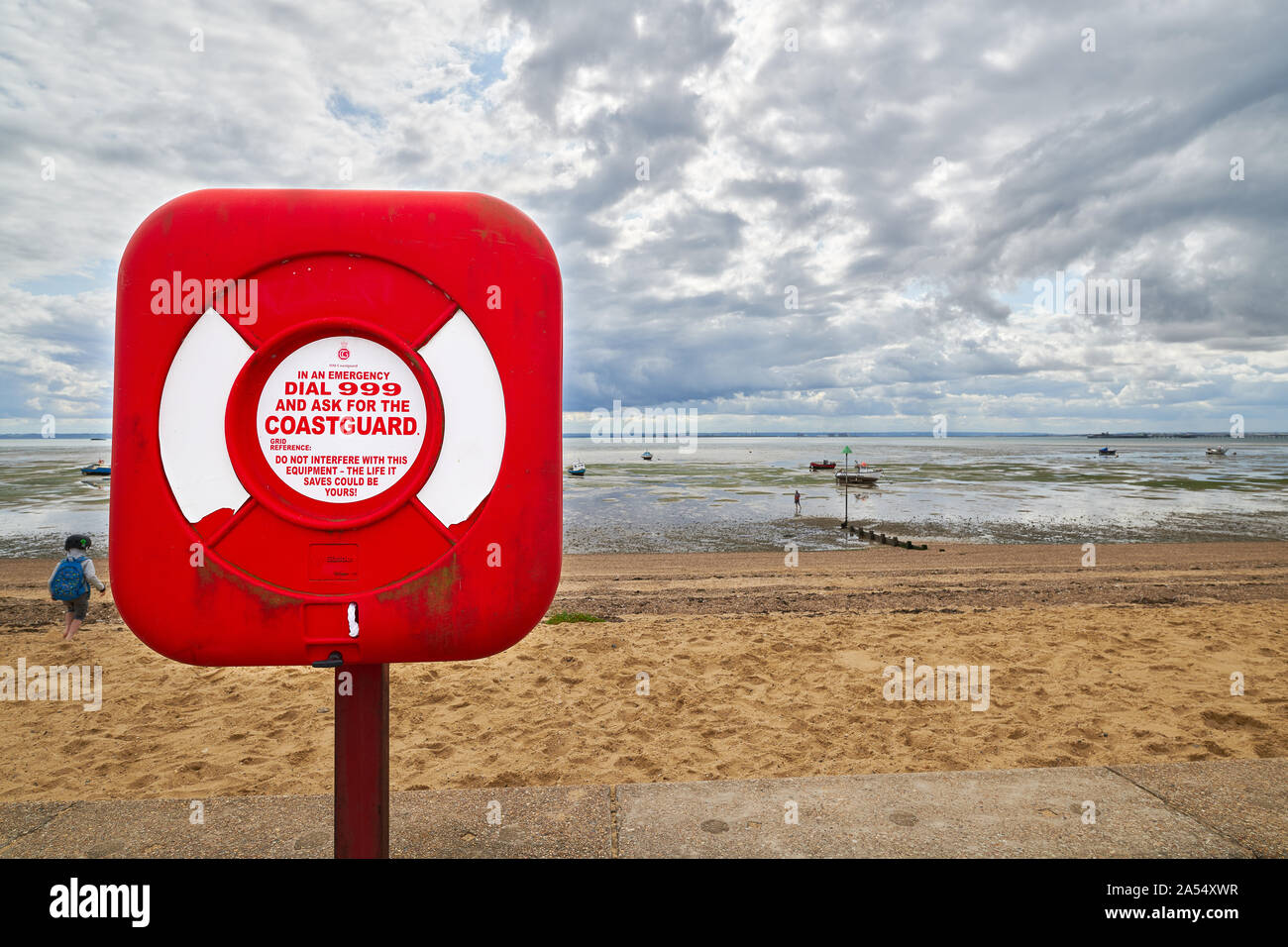 Avis rouge sur le front de mer à Thorpe Bay, Southend-on-sea, Essex, Angleterre, sur l'appel de garde-côtes européen dans un emeergency. Banque D'Images