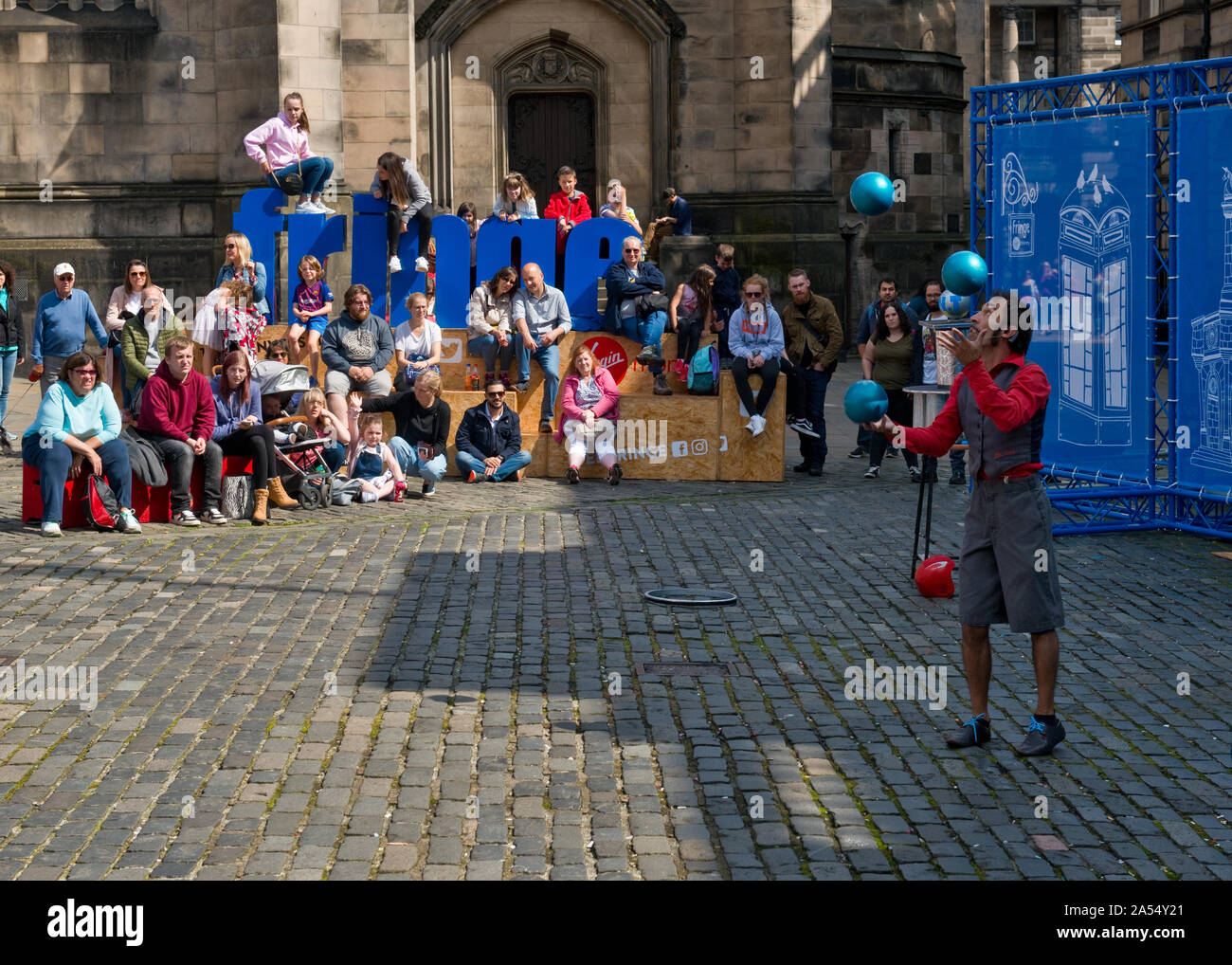 Juggler street performer sur Royal Mile. Festival Fringe d'Édimbourg, Écosse Banque D'Images