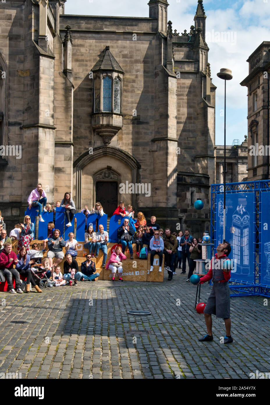 Juggler street performer sur Royal Mile. Festival Fringe d'Édimbourg, Écosse Banque D'Images