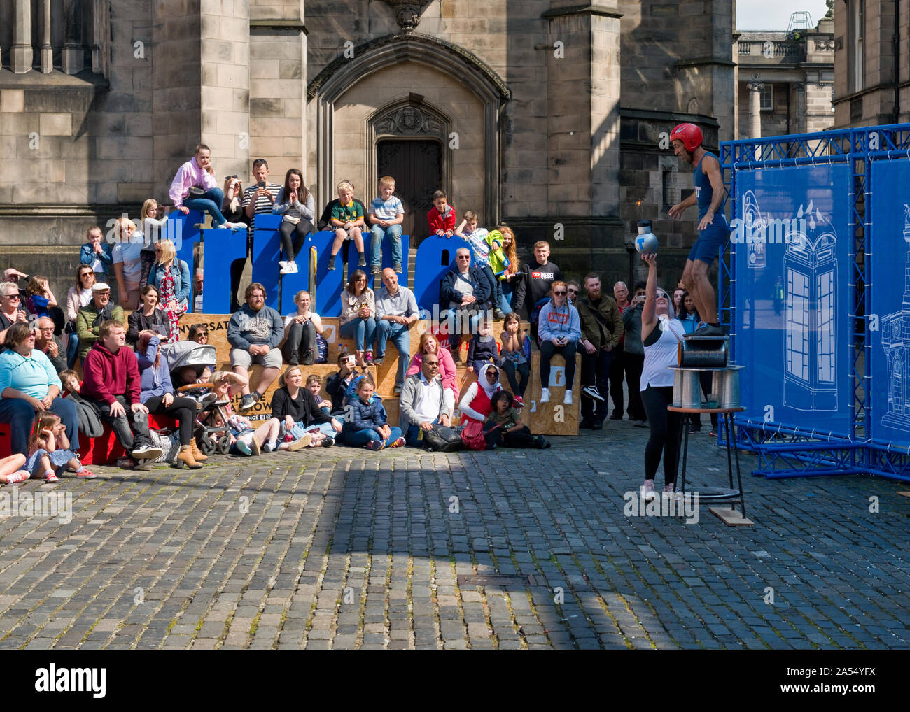 Juggler street performer sur Royal Mile. Festival Fringe d'Édimbourg, Écosse Banque D'Images