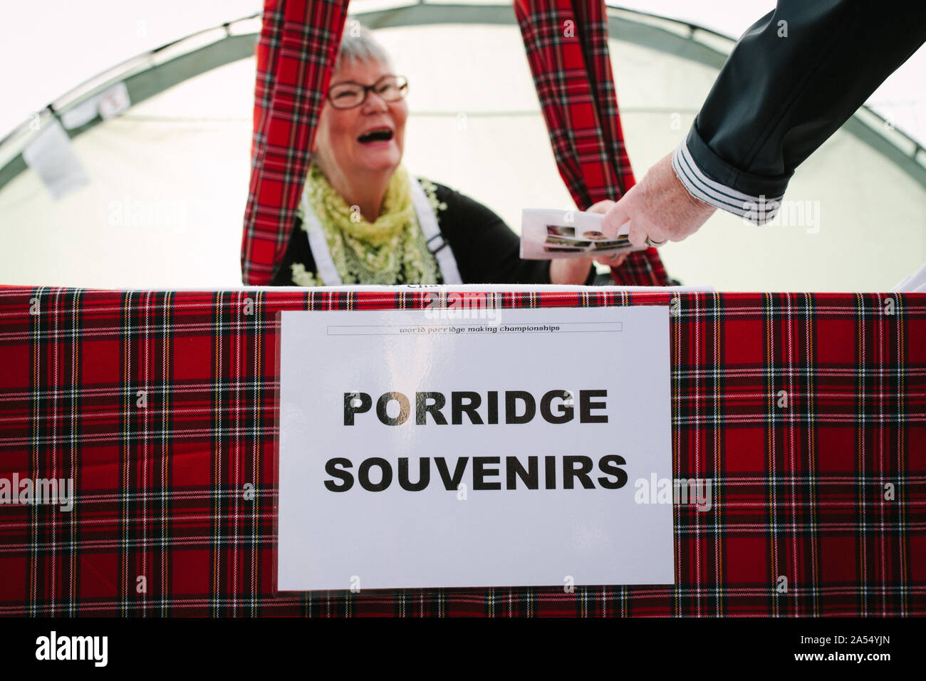 Championnats du monde de fabrication de porridge 2019, alias le Golden Spurtle, à Carrbridge, en Écosse. Banque D'Images