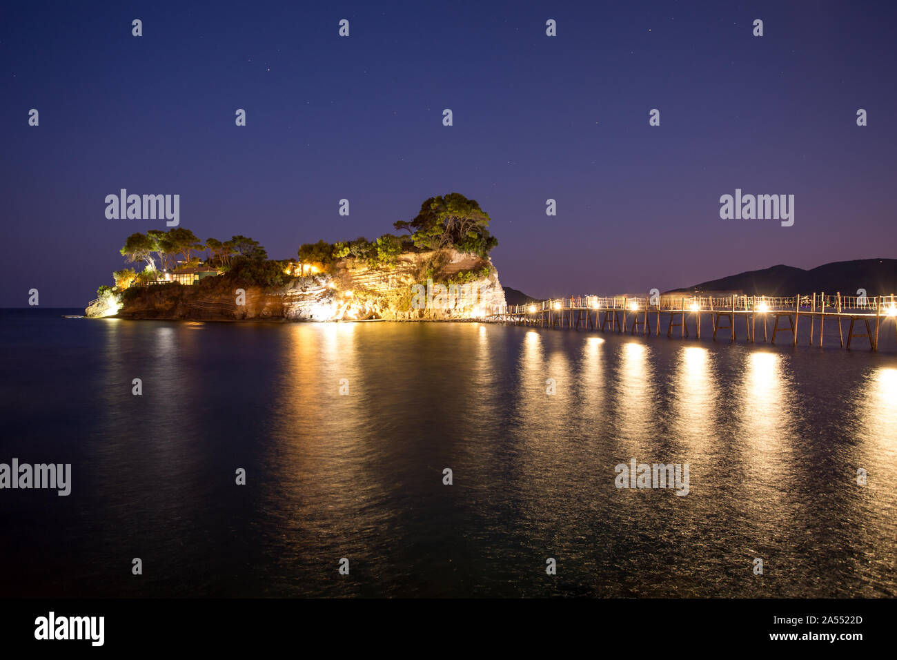 Compte tenu de la nuit fantastique Cameo Island. Slendid scène ressort sur le port Sostis, l'île de Zakynthos, Grèce, Europe. Beauté de la nature concept Banque D'Images