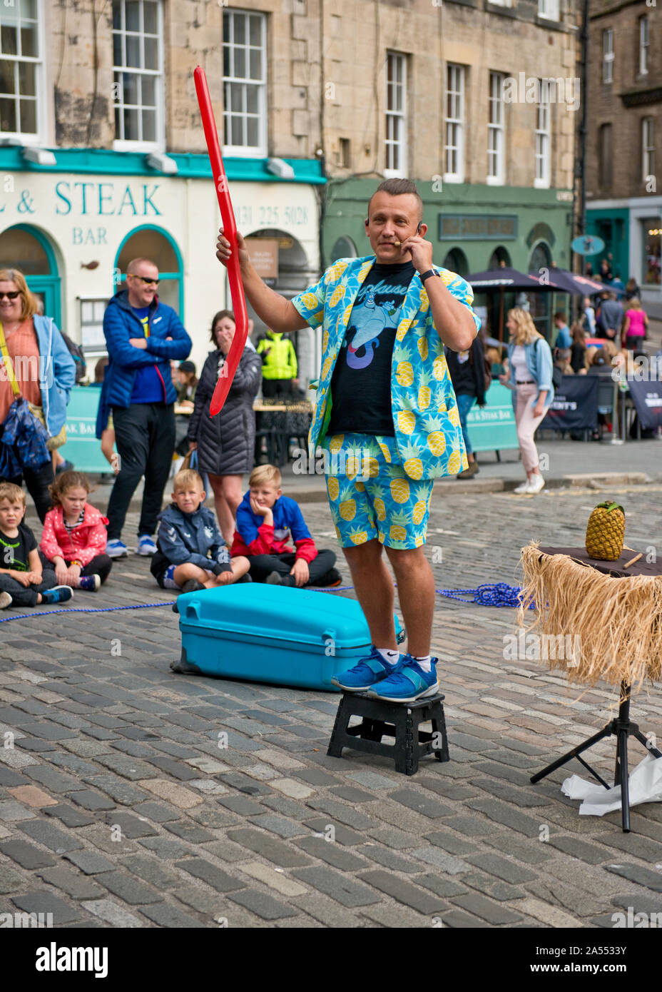 Artiste de rue dans Grassmarket du centre d'Édimbourg. Festival Fringe d'Édimbourg, Écosse Banque D'Images