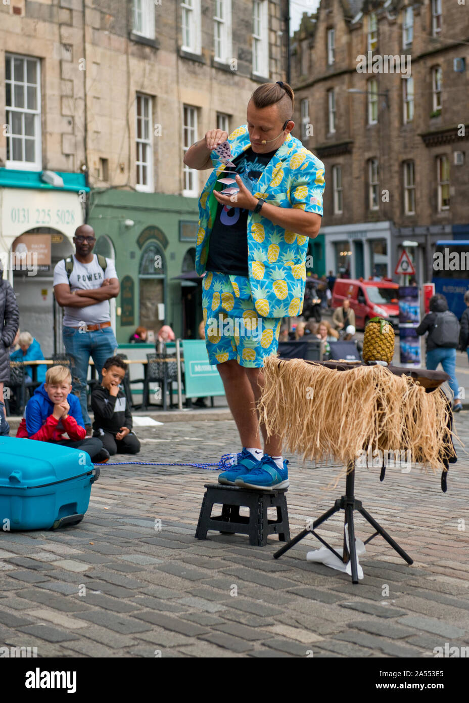 Rue magicien performer dans Grassmarket du centre d'Édimbourg. Festival Fringe d'Édimbourg, Écosse Banque D'Images
