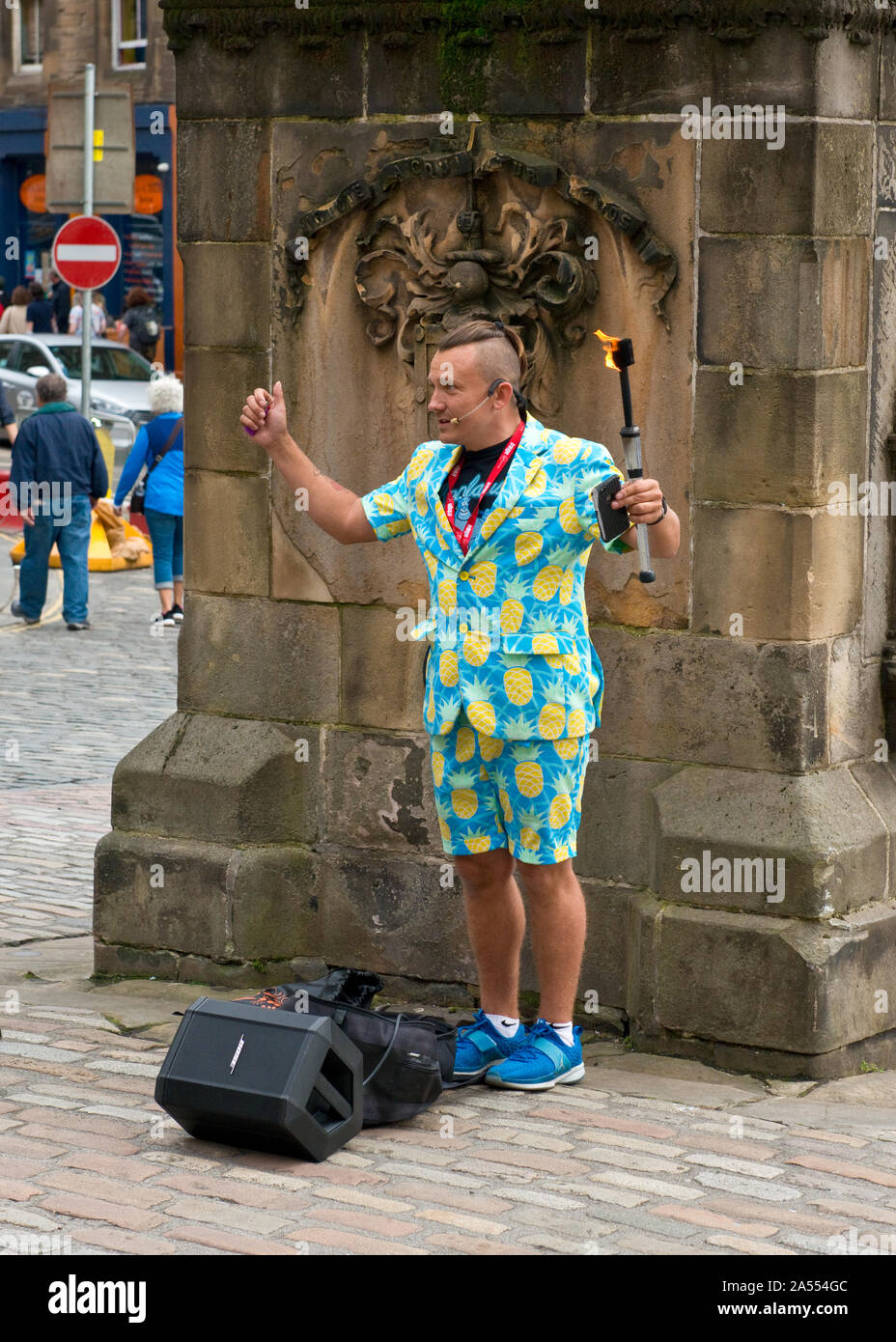 Artiste de rue avec fire eating stick. Dans Grassmarket du centre d'Édimbourg. Festival Fringe d'Édimbourg, Écosse Banque D'Images