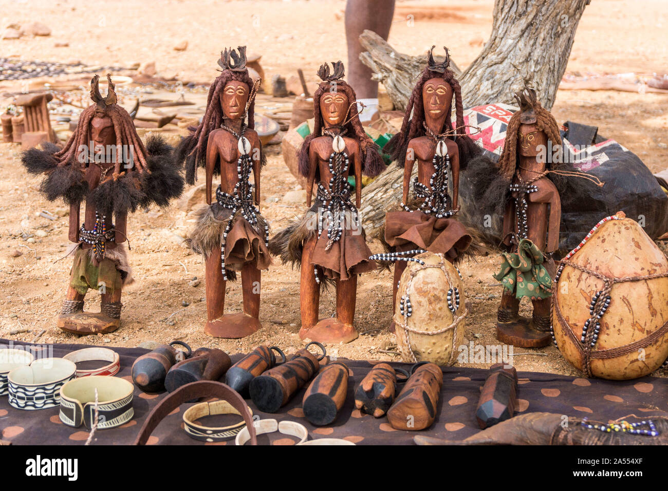 Marionnettes en bois, bijoux traditionnels, l'artisanat fait par les gens,  Kaokoland Himba, Namibie, Afrique Photo Stock - Alamy