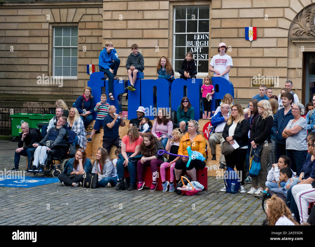 Les signer et foules regardant steet performance. Royal Mile. Festival Fringe d'Édimbourg, Écosse Banque D'Images