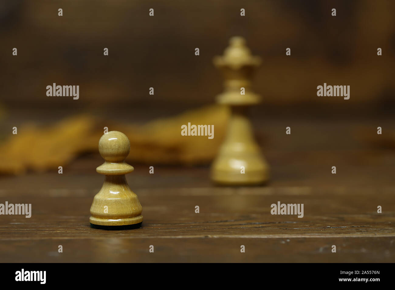 Pièces des échecs sur un fond brun floue.rêve de devenir une reine Banque D'Images