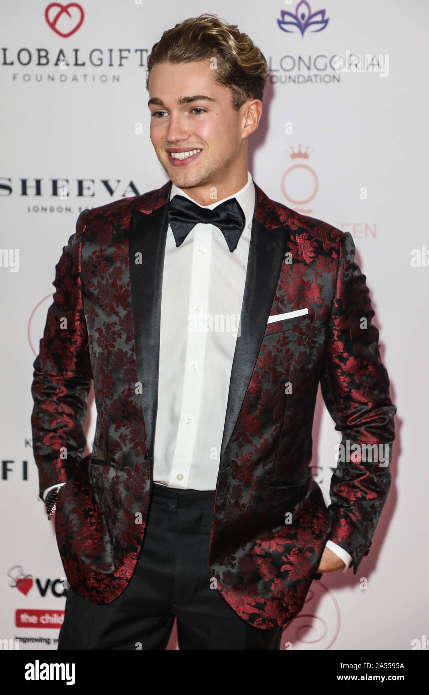 AJ Pritchard assiste au Gala à cadeaux mondial Fitzroy Kimpton à Londres. Banque D'Images