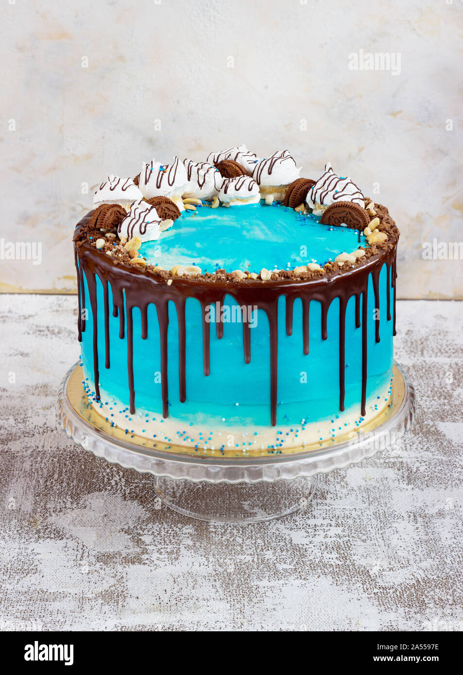 Gâteau crème bleu dans un style marin sur un backgroundwith chocolat . Banque D'Images