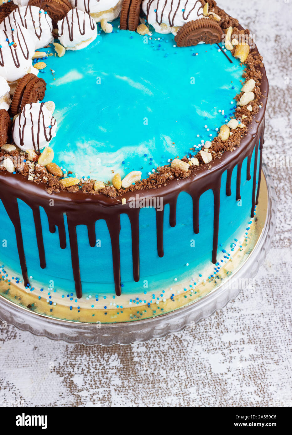 Gateau Creme Bleu Dans Un Style Marin Sur Un Backgroundwith Chocolat Photo Stock Alamy