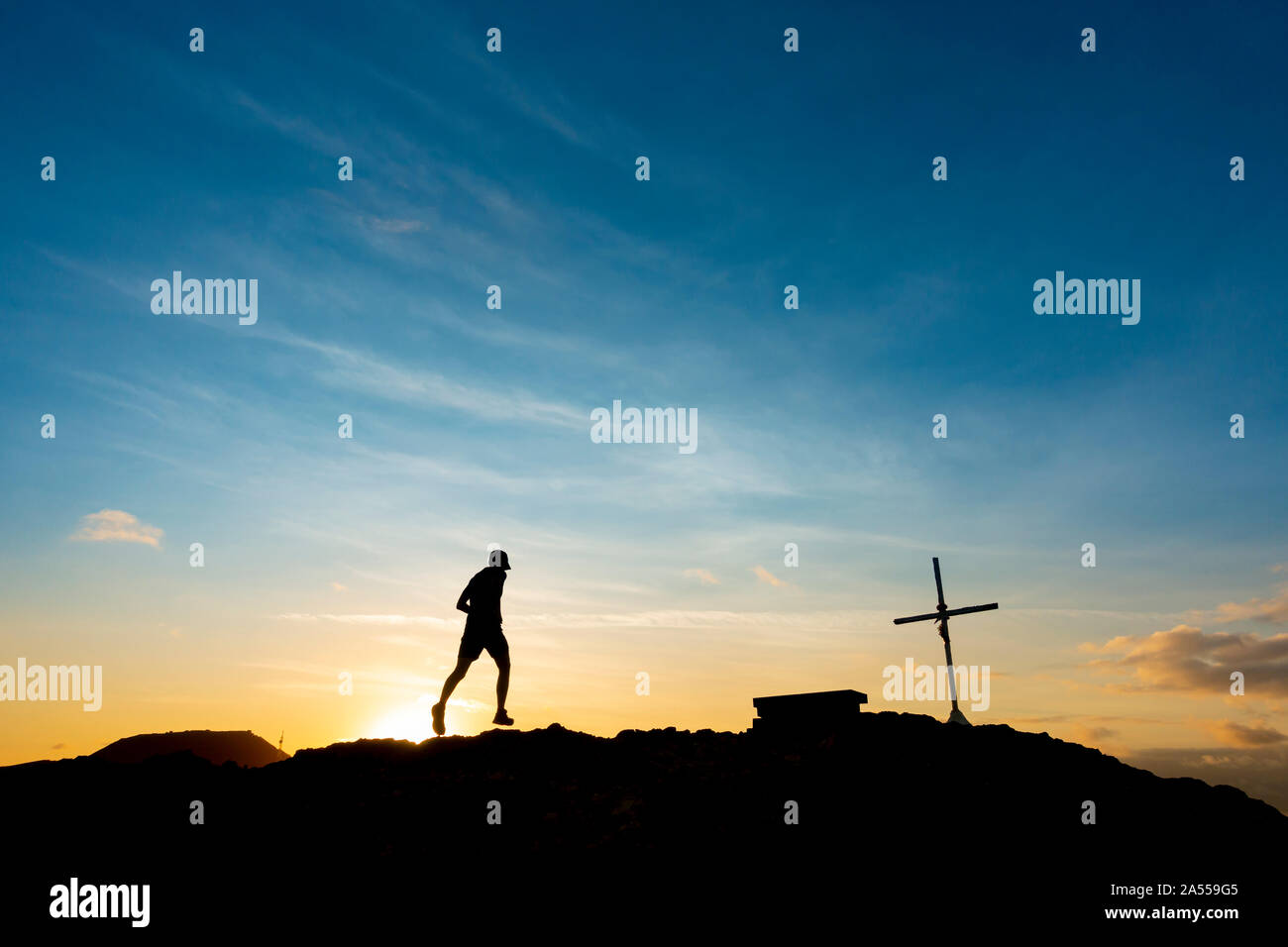 Gran Canaria, Îles Canaries, Espagne.18 Octobre, 2019. Trail Runner sur sommet de montagne au lever du soleil sur la Grande Canarie. Credit : ALAN DAWSON/Alamy Live News Banque D'Images