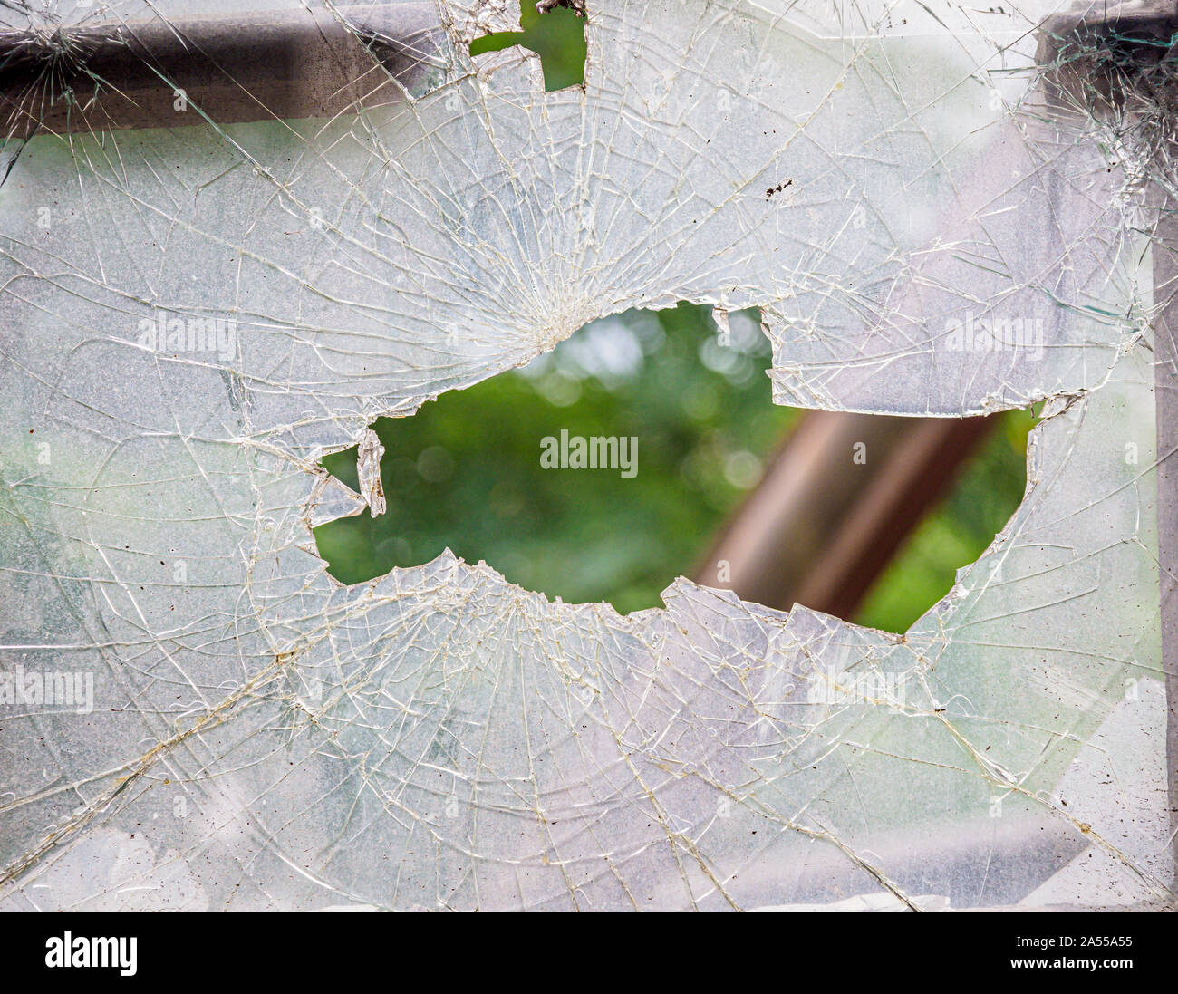 Fenêtre fissuré et cassé Banque D'Images