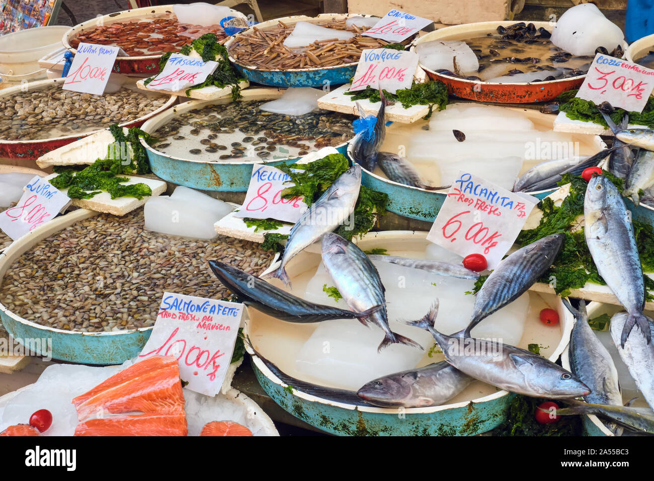 Fruits de mer, de moules et de poissons à vendre sur un marché à Naples, Italie Banque D'Images