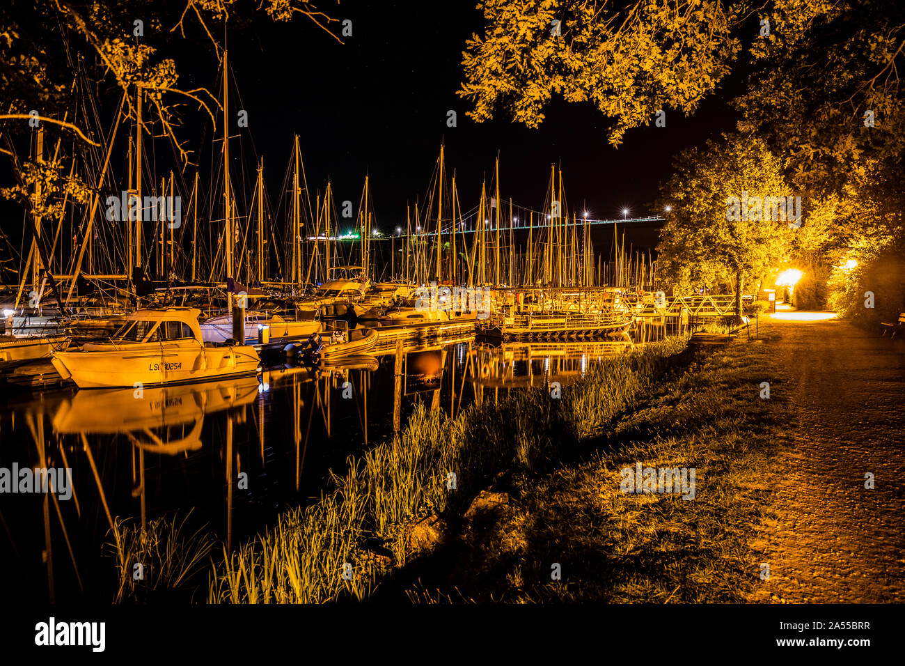 Bateaux éclairés la nuit par l'éclairage de sodium Banque D'Images