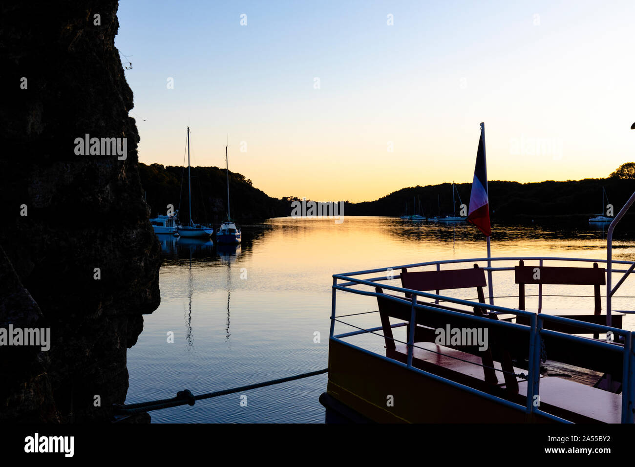 La Roche-Bernard, Bretagne, France. Coucher de soleil sur un bateau amarré Banque D'Images