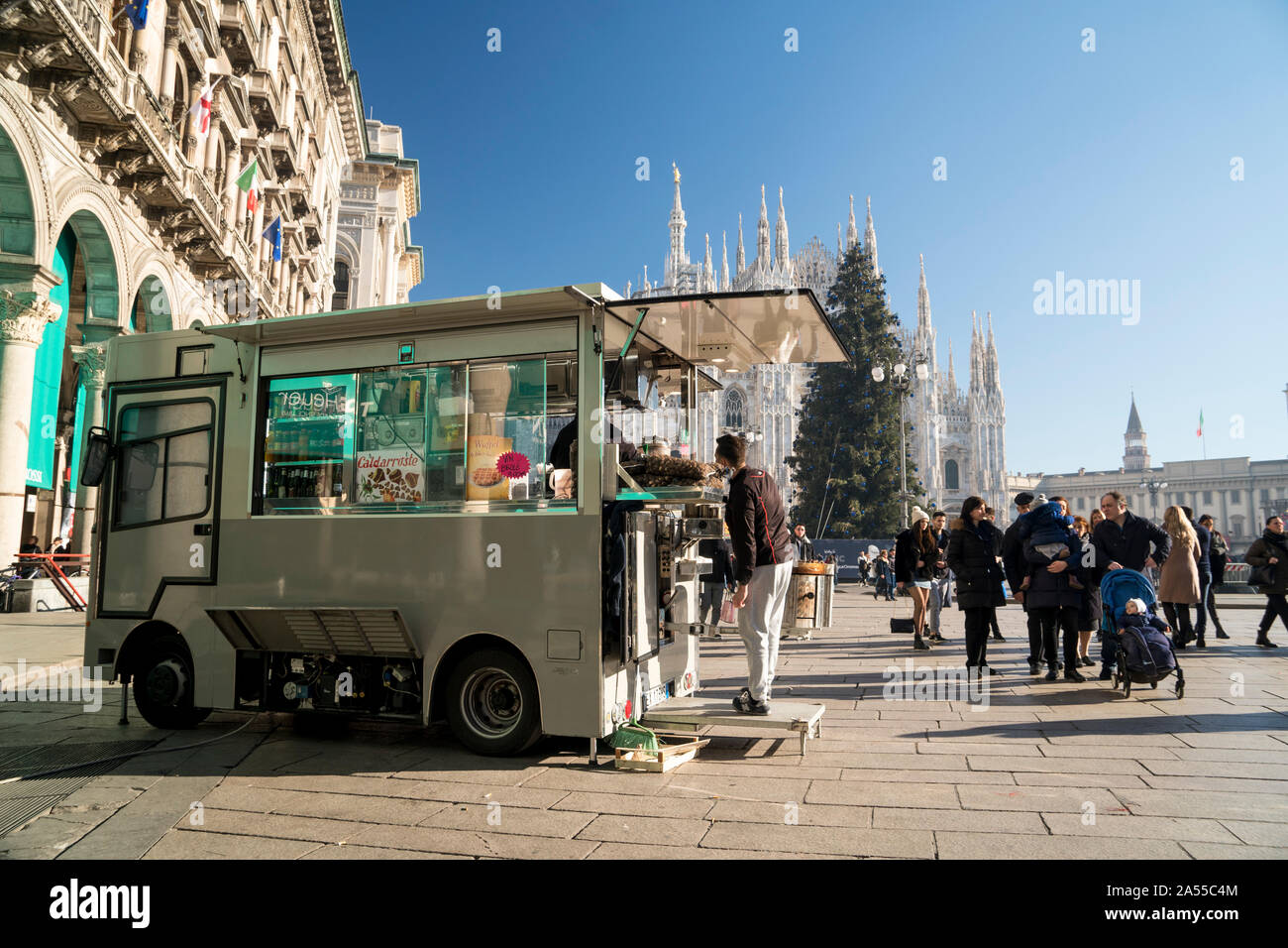 Milan, Italie. Street food truck en place du Duomo Banque D'Images