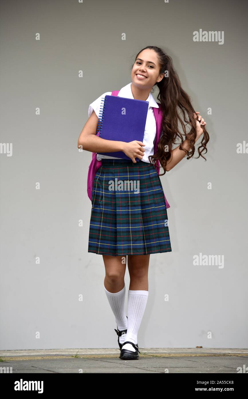 Adolescent étudiant École fille aux cheveux longs portant des uniformes scolaires Banque D'Images