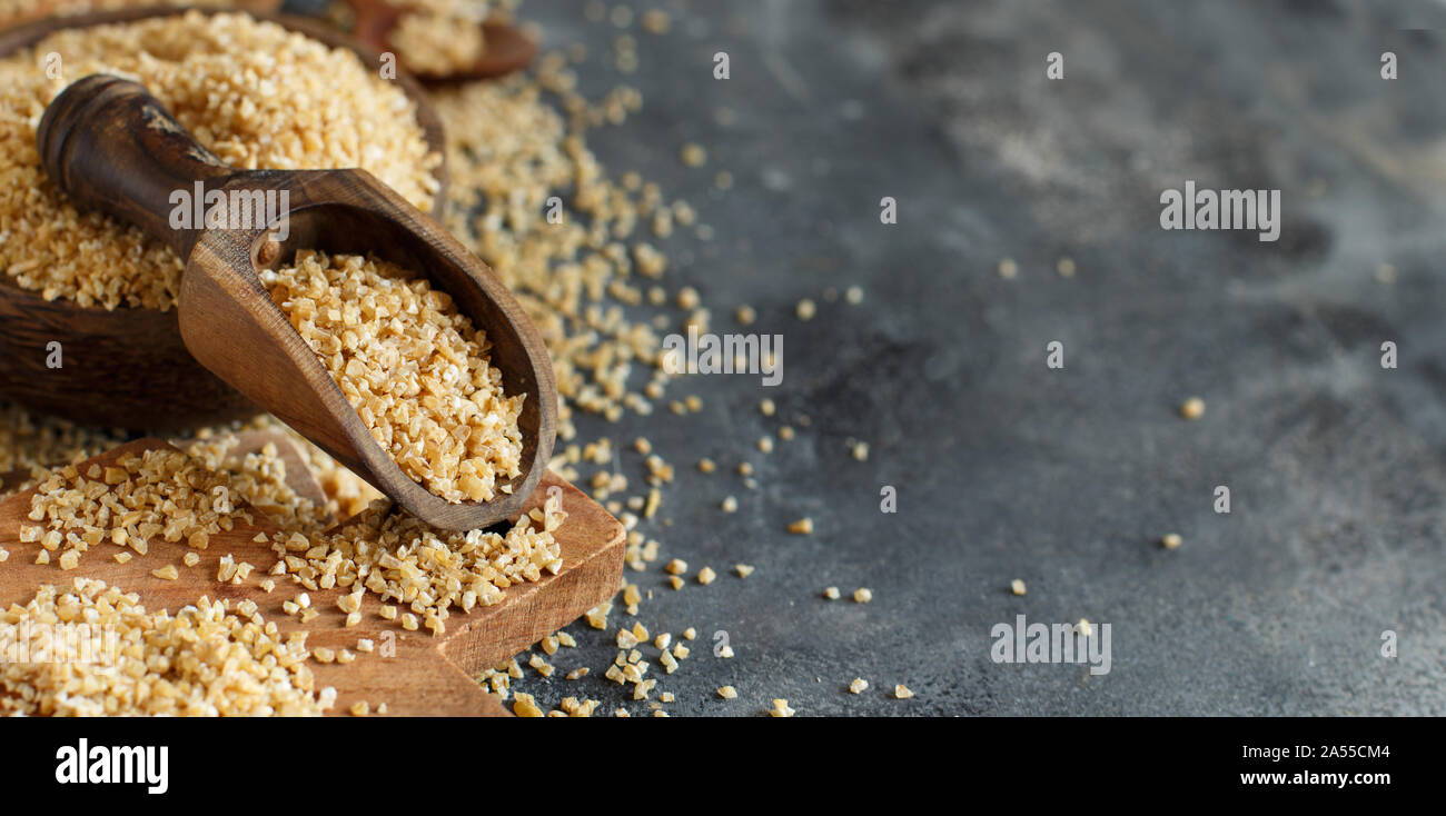 Les Grains De Ble Boulgour A Sec Dans Des Bols Close Up Banque D