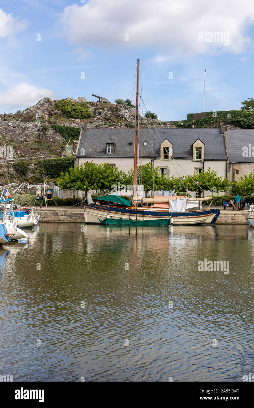 Chambre Classique Double-ender bateau en bois amarré à quai à La Roche-Bernard, Bretagne, France. Dans l'arrière-plan, on peut voir le point de vue et de canon. Banque D'Images