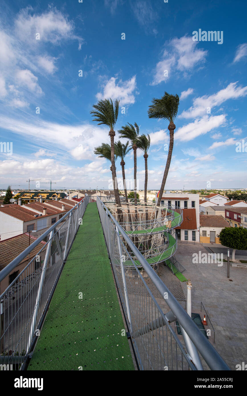 Plaza del Leon, Daya Vieja, Alicante, Espagne. Point de vue de spirale structure conçue pour protéger les 150 ans de palmiers sur la place de la ville Banque D'Images