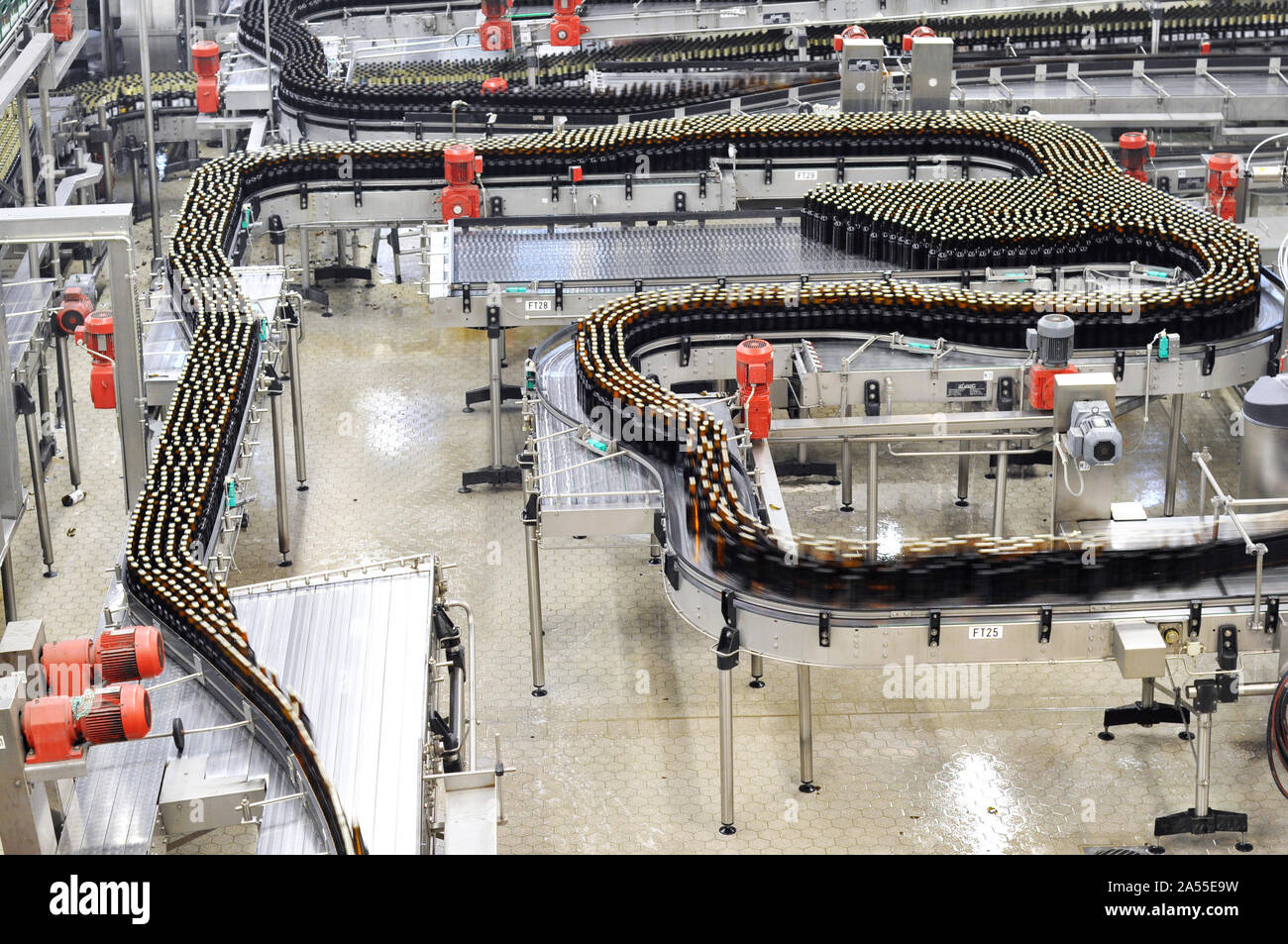 Usine moderne dans l'industrie alimentaire - brasserie - convoyeur à bande avec les bouteilles de bière et de machines de production Banque D'Images