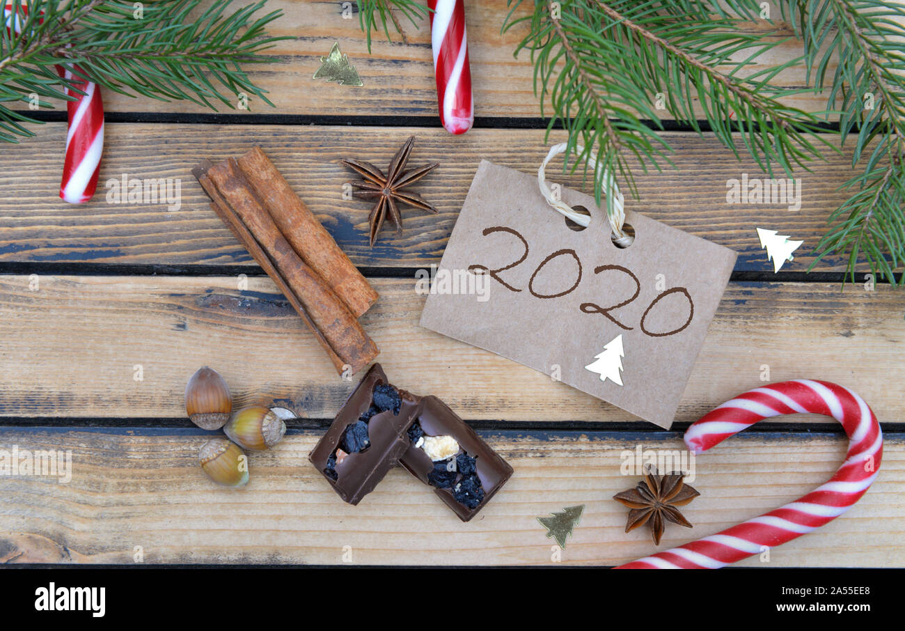 2020 écrit sur un carton placé sur une table avec un aliment sucré et décoration de Noël Banque D'Images