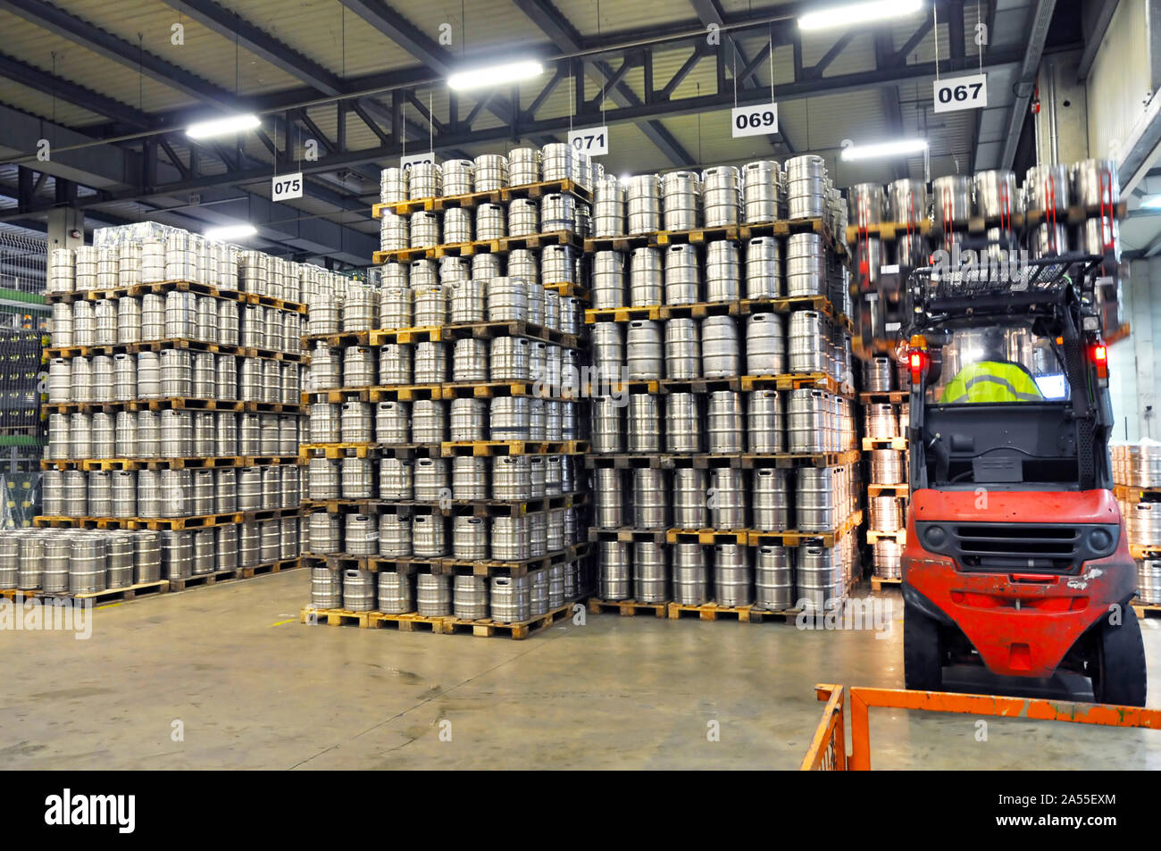Barils de bière dans le processus de remplissage dans une brasserie - la production de bière dans l'industrie alimentaire moderne Banque D'Images