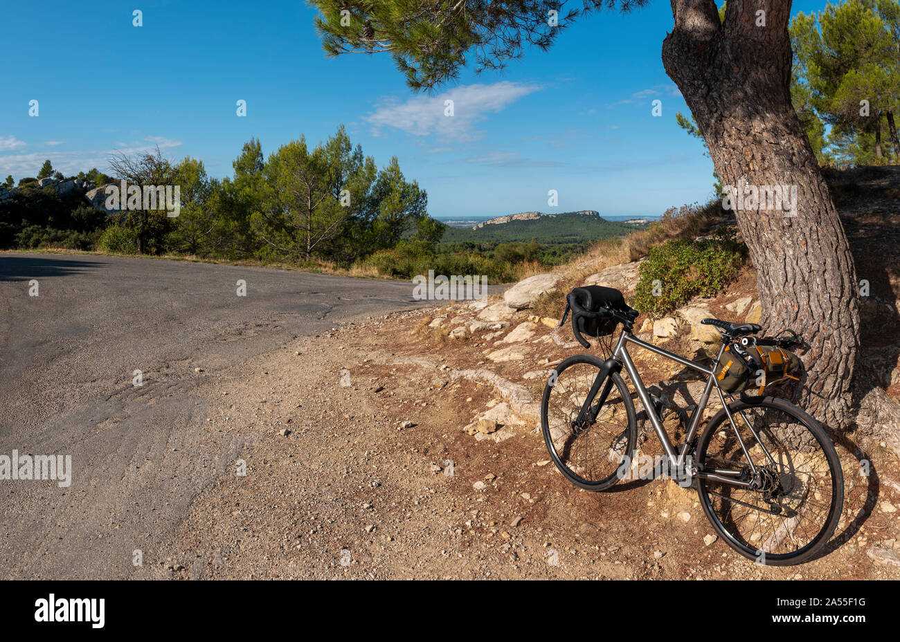 Randonnée à vélo en Provence, Alpilles proche de San Remy, France. Banque D'Images