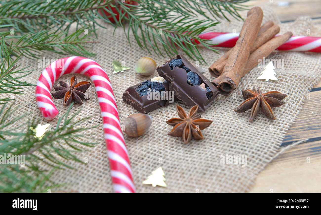Décoration de Noël naturel avec branche de sapin d'épices et de chocolat sur un textile Banque D'Images