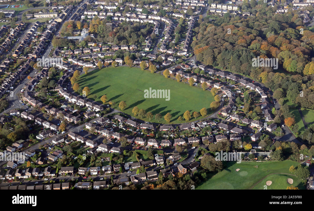 Vue aérienne d'un ensemble immobilier de forme ovale dans la région de Nelson Park Marsden, Lancashire Banque D'Images