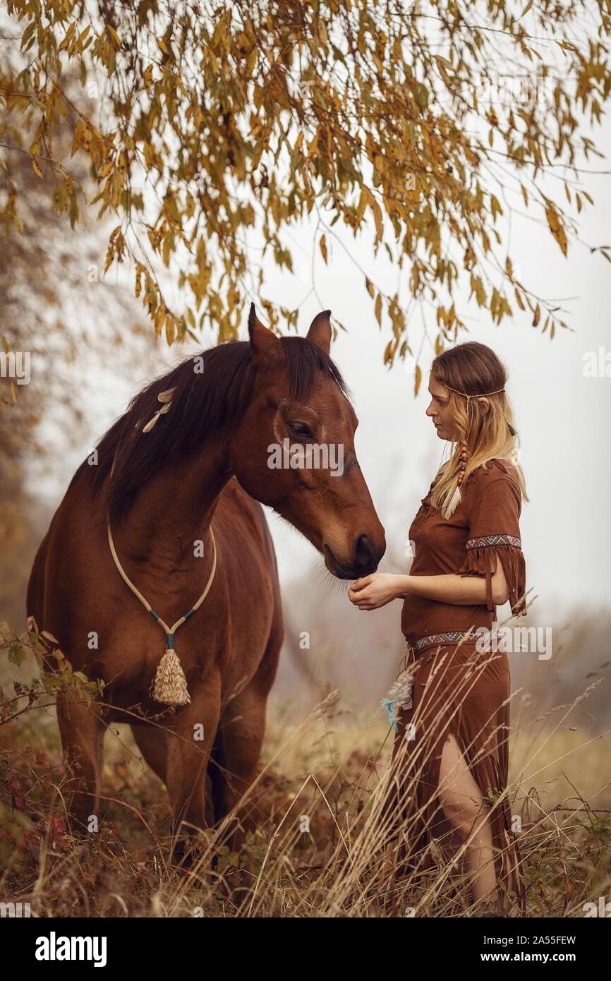 Femme Indienne Avec Son Cheval Photo Stock Alamy