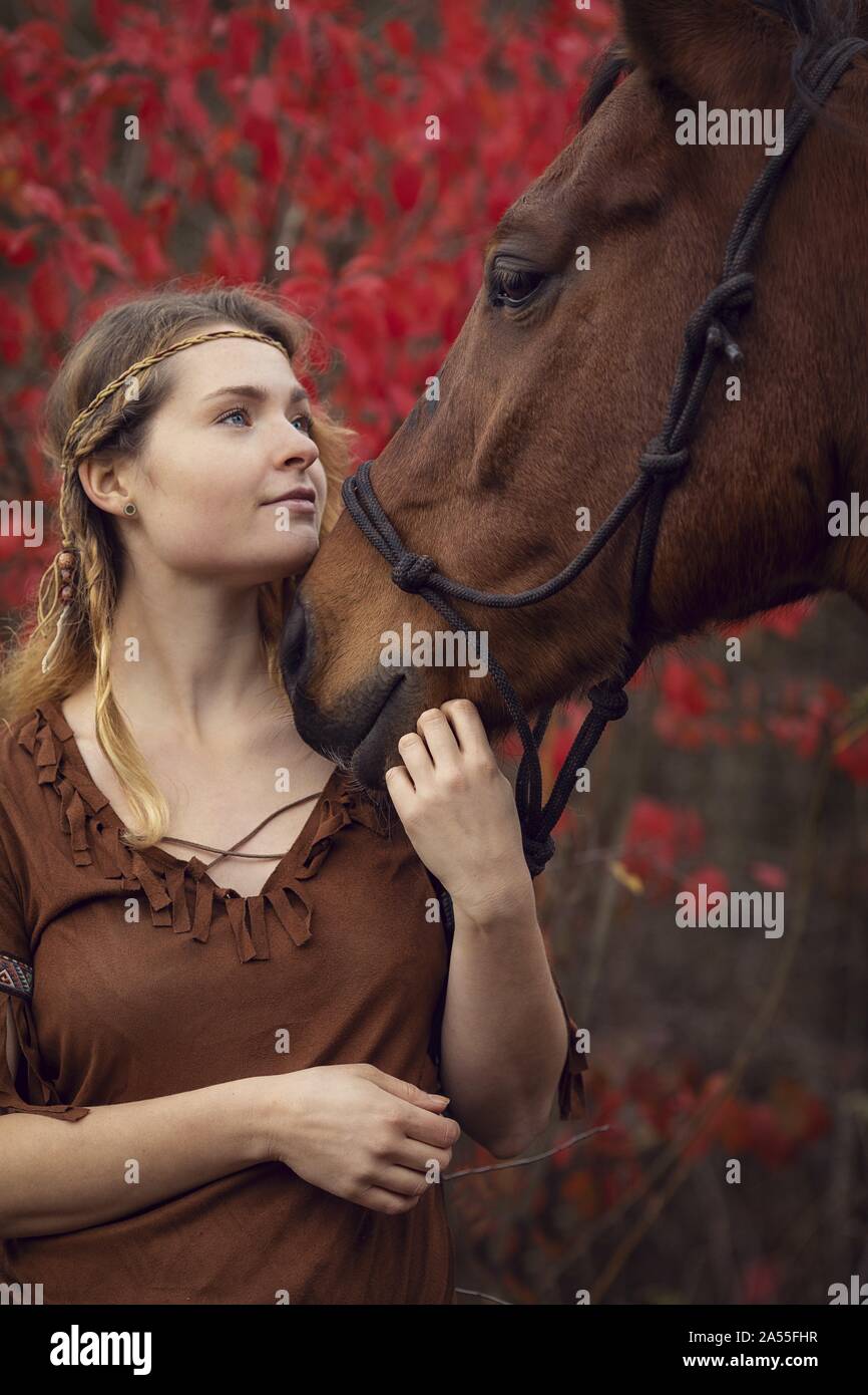 Femme Indienne Avec Son Cheval Photo Stock Alamy