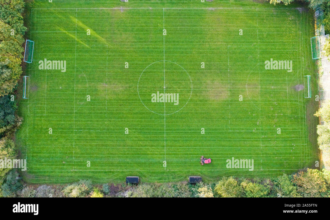 Laatzen, Allemagne. 18 Oct, 2019. Un homme tond la pelouse d'un terrain de football d'un club de football amateur. (Photographie aérienne avec drone) Credit : Julian Stratenschulte/dpa/Alamy Live News Banque D'Images