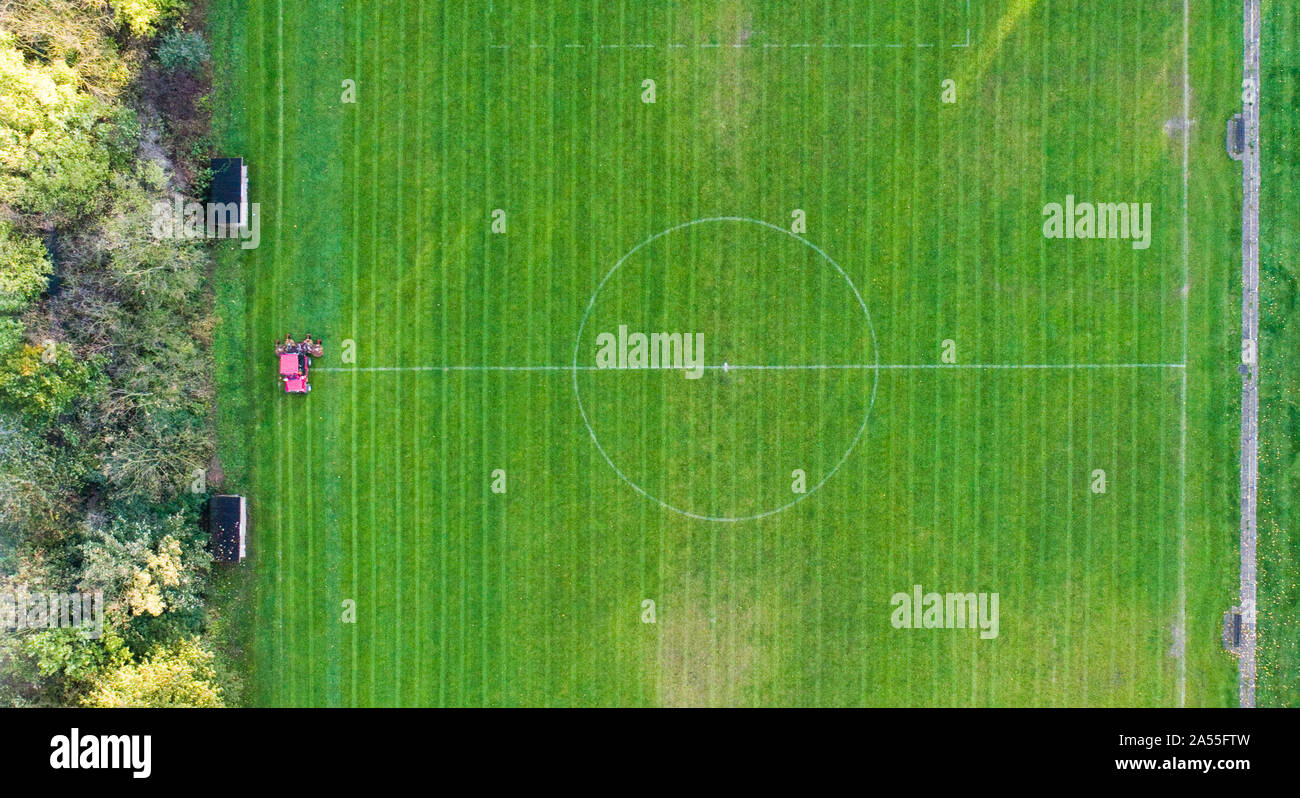 Laatzen, Allemagne. 18 Oct, 2019. Un homme tond la pelouse d'un terrain de football d'un club de football amateur. (Photographie aérienne avec drone) Credit : Julian Stratenschulte/dpa/Alamy Live News Banque D'Images